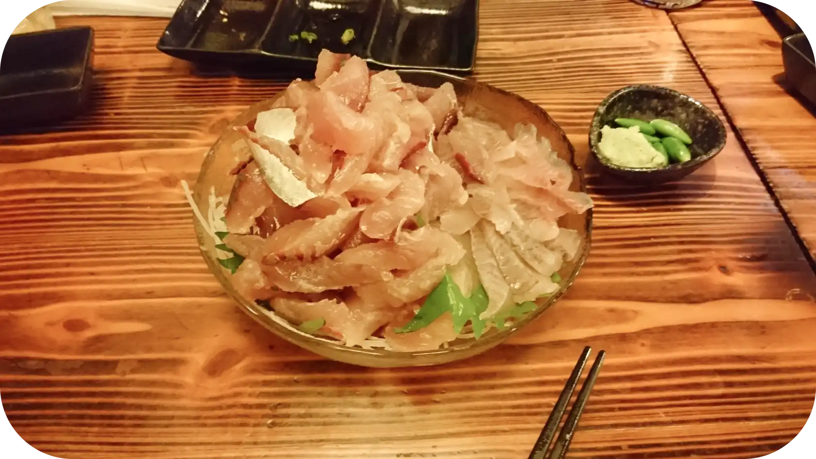 黄色いシュノーケルがついた縁がオレンジ色のダイビングマスク