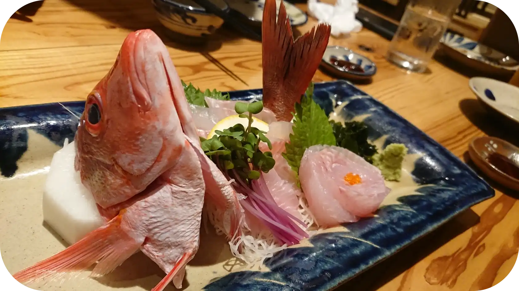 黄色いシュノーケルがついた縁がオレンジ色のダイビングマスク