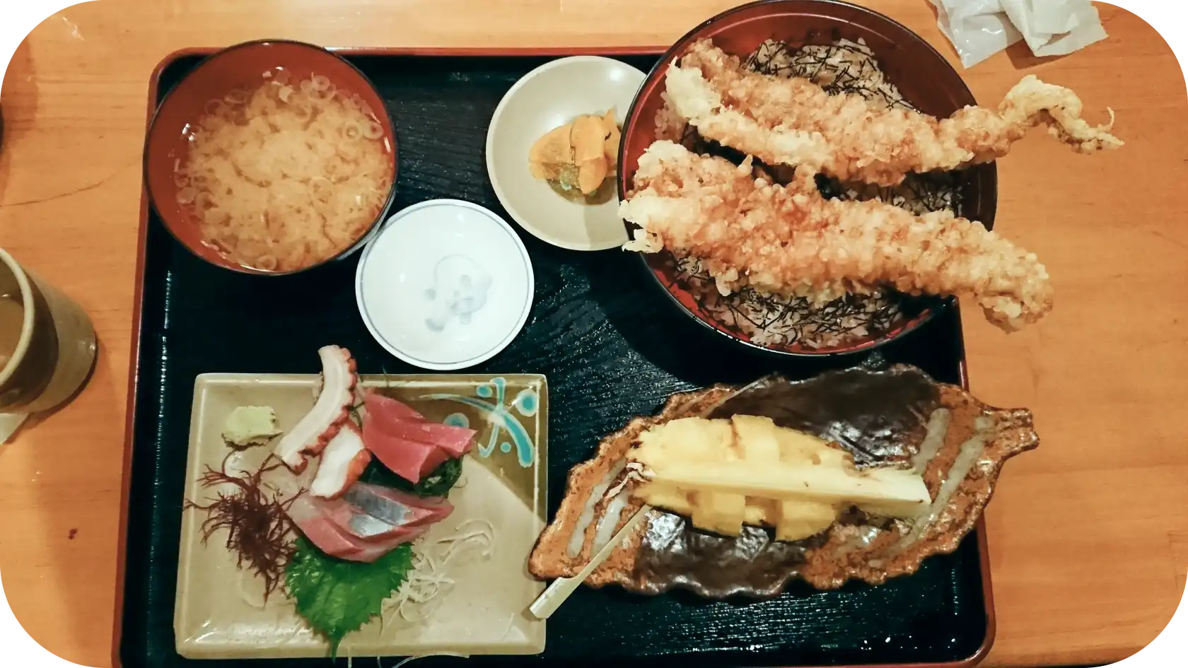 黄色いシュノーケルがついた縁がオレンジ色のダイビングマスク
