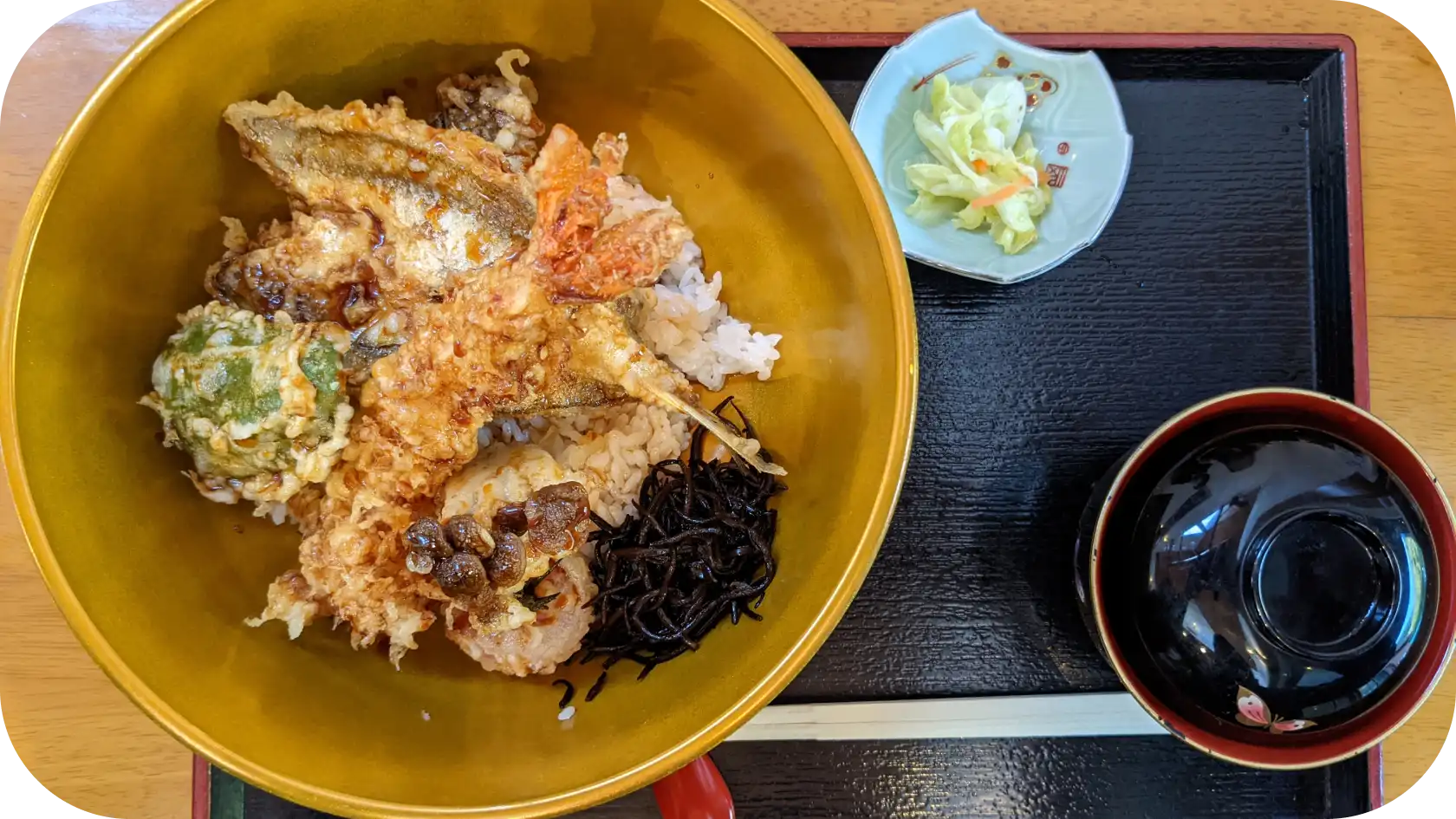 黄色いシュノーケルがついた縁がオレンジ色のダイビングマスク